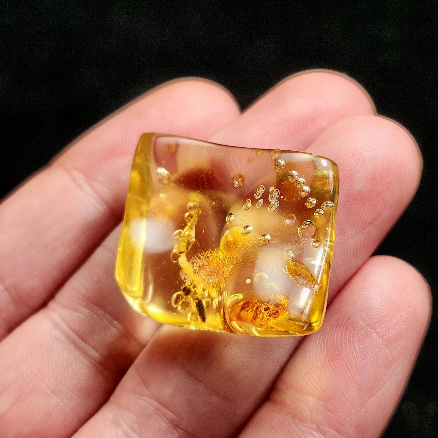 MOVING Enhydro AMBER with Bugs 3.7g
