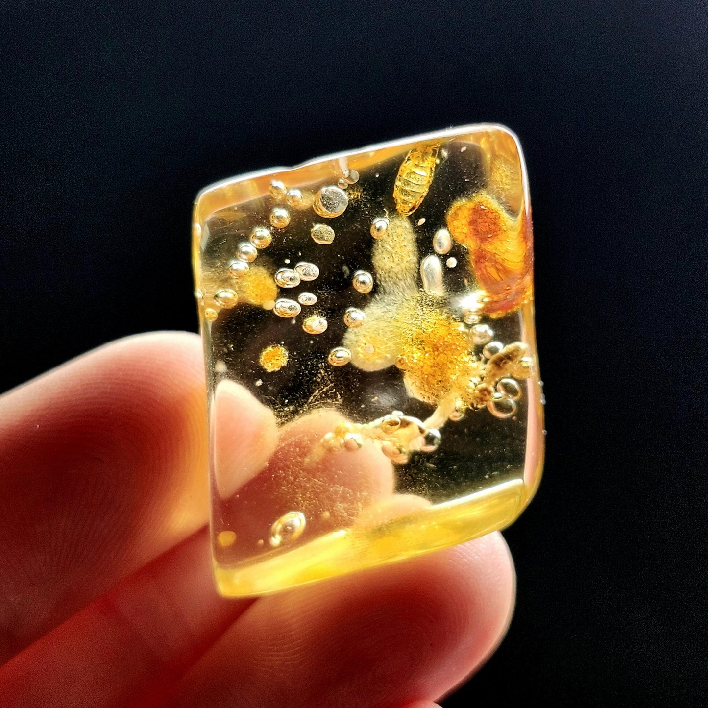 MOVING Enhydro AMBER with Bugs 3.7g