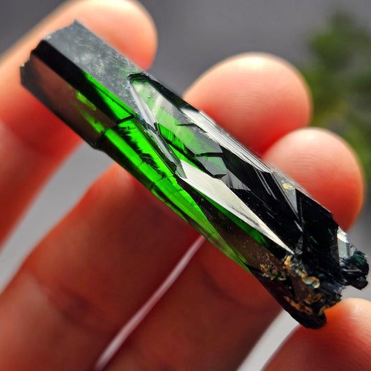 Vivianite Crystal Specimen 20.48g, Terminated Crystal